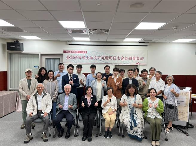 国台图举行台湾学博硕士论文研究奖助发表会暨颁奖典礼，青年学者发表最新研究。（国台图提供）