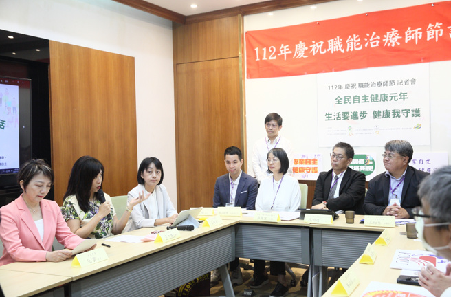 《職能治療師法》已20多年未修法，職能治療師面臨需要醫囑，才可執行長照、社區服務，否則擅自執行業務恐隨時觸法的困擾。職能治療師相關團體、學界及多名立委27日攜手呼籲，應在這個會期通過修法，以免屆期不連續又無法完成修法。（張鎧乙攝）