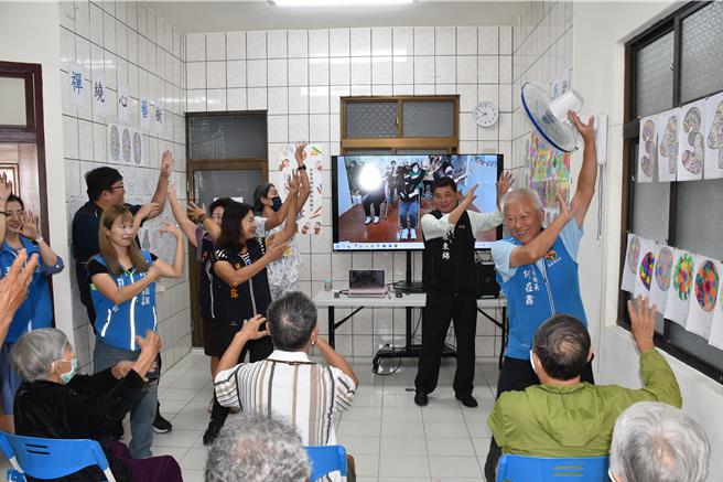 苗栗县长锺东锦27日上午主持公馆乡五谷村医事C级巷弄长照站揭牌启用，与长辈共跳海草舞。（谢明俊摄）