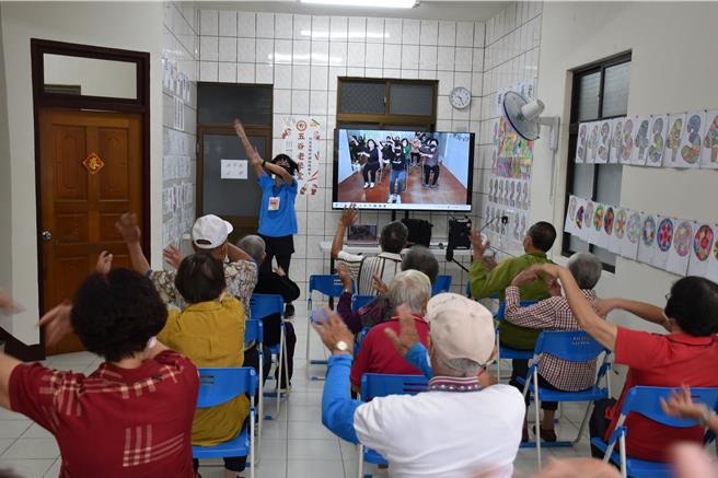 公馆乡五谷村医事C级巷弄长照站27日揭牌启用，到场长辈最高龄93岁。（谢明俊摄）