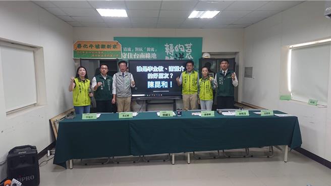 台南市立委郭国文（左三）与5位民进党台南市议员连线，27日在善化竞选总部指控立委选战对手陈昆和与李全叫、谢龙介交好，是假无党、真蓝营、非正派、只抹黑。（程炳璋摄）