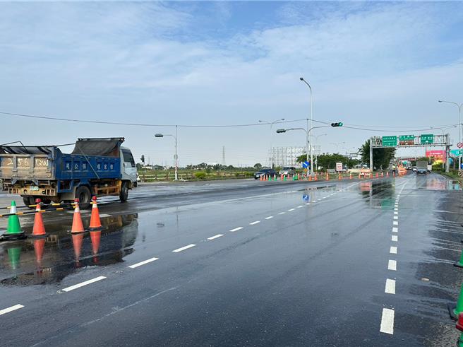 台南市政府環保局即日起推出「道路無痕專案」，主動稽查轄內工地周邊道路，發現道路髒汙，立即告發並要求改善。(台南市環保提供／曹婷婷台南傳真)