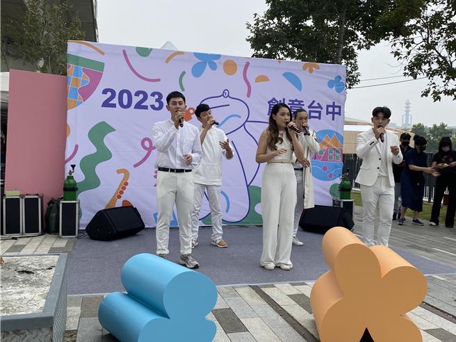 台中市文化局27日於綠空鐵道，舉行「創意台中」活動，今年仍結合「鐵道217」活動，在樂團浪漫的演唱聲中，宣告活動正式展開。（張妍溱攝）