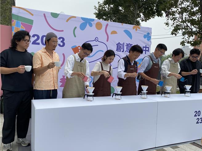 活動中大家手沖咖啡、細細品嚐，享受慢活精神。（張妍溱攝）