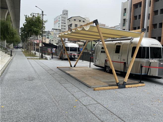 「創意台中」活動現場以露營車打造戶外休閒露營場景。（張妍溱攝）