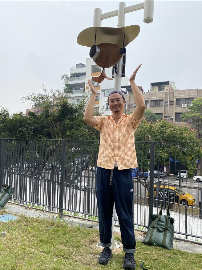 專職藝術家彭譯毅指出，他用夯土技術來製作「鳥巢」，作品命名為「窩」。（張妍溱攝）