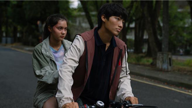 胡語恆（前）與尹茜蕾在拍攝《少男少女》前都是素人。（華納兄弟提供）