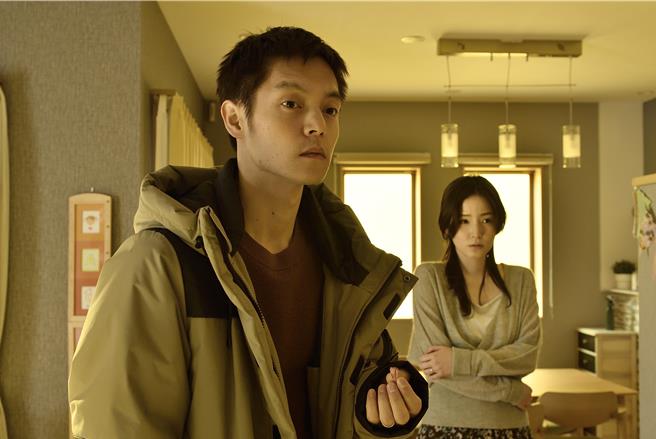 洼田孝正在片中演出终于买下一栋新居的男主人，但家中却出现不明视线的偷窥感。（华映提供）