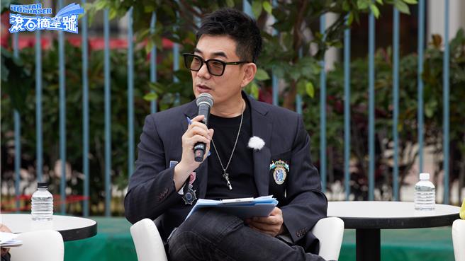 声音鑑赏官任贤齐心太软，害怕淘汰场面。（滚石提供）