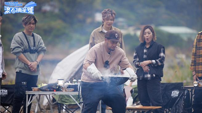 张震岳展现料理功夫，上桌「阿岳牌烧酒鸡」。（滚石提供）
