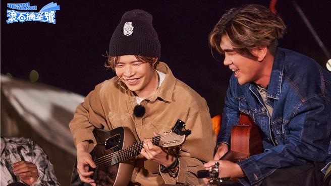 八三夭阿璞(左)、小橘露营中齐唱经典歌曲。（滚石提供）