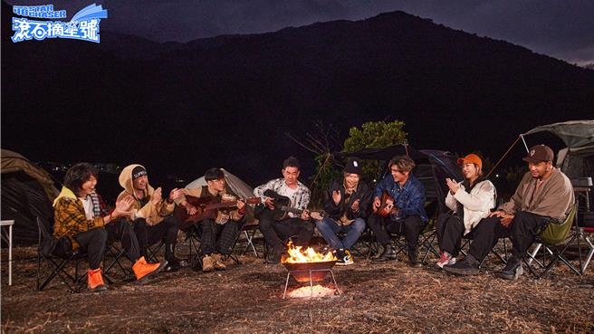 滚石巨星们在营火前拿起吉他，独唱或合唱他们的滚石经典代表作。（滚石提供）