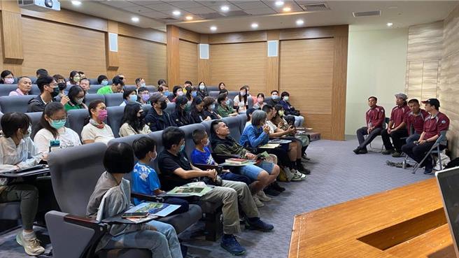 国家公园署雪霸国家公园管理处日前举办登山安全系列讲座，特别由雪管处3位保育巡查员担纲演说。（雪管处提供／谢明俊苗栗传真）