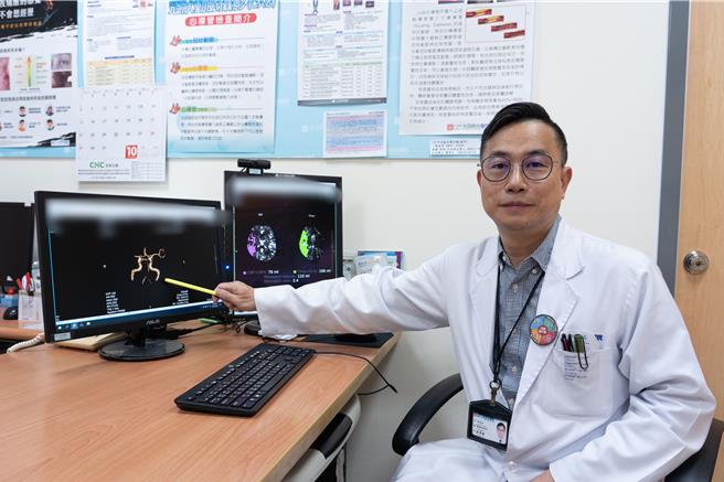 光田医院副院长神经放射治疗科严宝胜医师说明「动脉取栓术」。（陈淑娥摄）