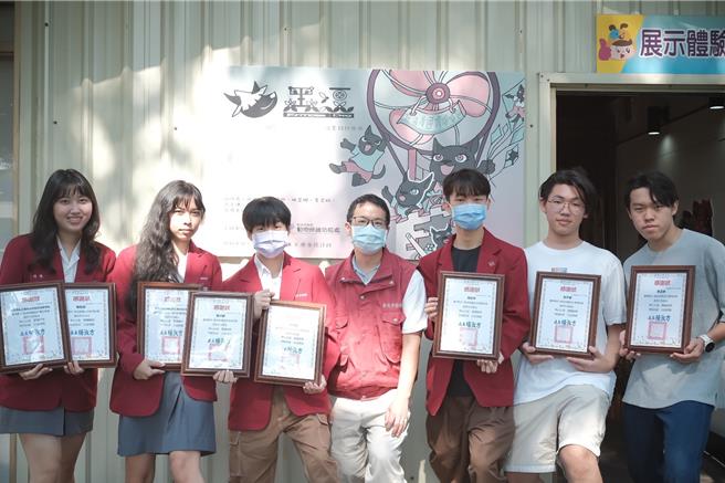 新北市动保处致赠復兴商工设计团队感谢状。（新北市动保处提供）