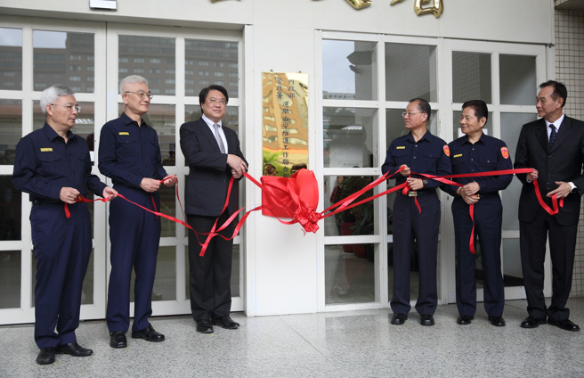 内政部长林右昌（左三）27日在台北市警察局长张隆兴（左起）、警政署副署长陈永利、署长黄明昭、副署长詹永茂与刑事局长周幼伟陪同下，出席「第16任总统副总统暨第11届立法委员选举治安维护联合指挥所」揭牌仪式。（张铠乙摄）