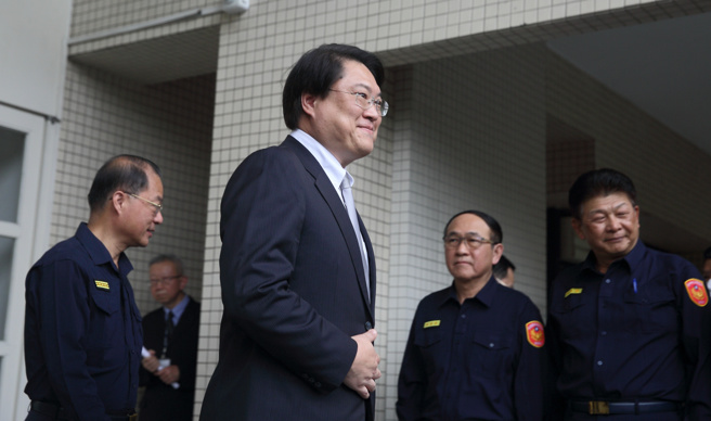 内政部长林右昌（左二）27日出席「第16任总统副总统暨第11届立法委员选举治安维护联合指挥所」揭牌仪式，林致词表示，揭牌活动除宣示贯彻维护选举治安决心，再次强调「阻绝境外势力、资金介入选举」、「杜绝假讯息干扰、影响选举公平」、「严查贿选、断绝赌盘」和「防止暴力、严密维安」等4项重点工作。（张铠乙摄）