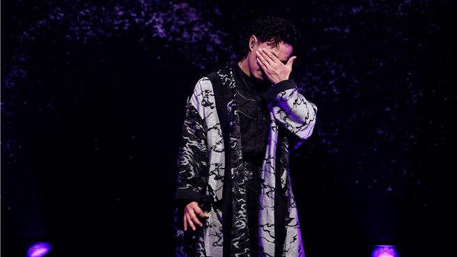 陈奕迅26日重启澳门演唱会，在台上感动得不断抹泪。（环球音乐提供）