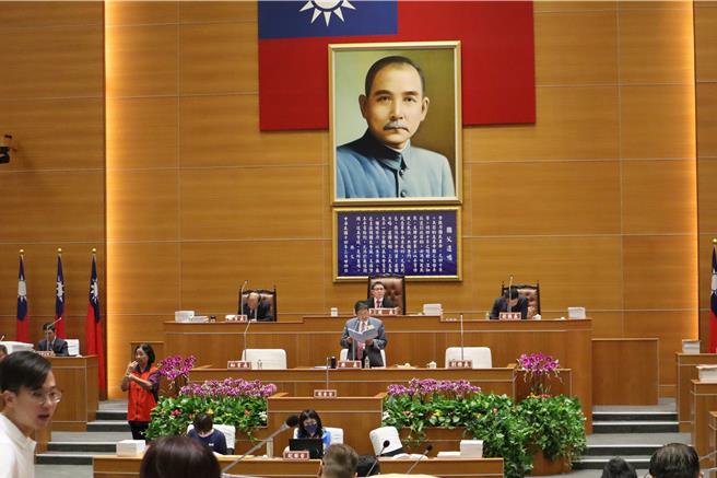 新竹縣議會第20屆第2次定期會開議，新竹縣長楊文科27日到縣議會施政報告，表示今年下半年施政獲多項評比肯定，感謝縣議會的支持。（邱立雅攝）