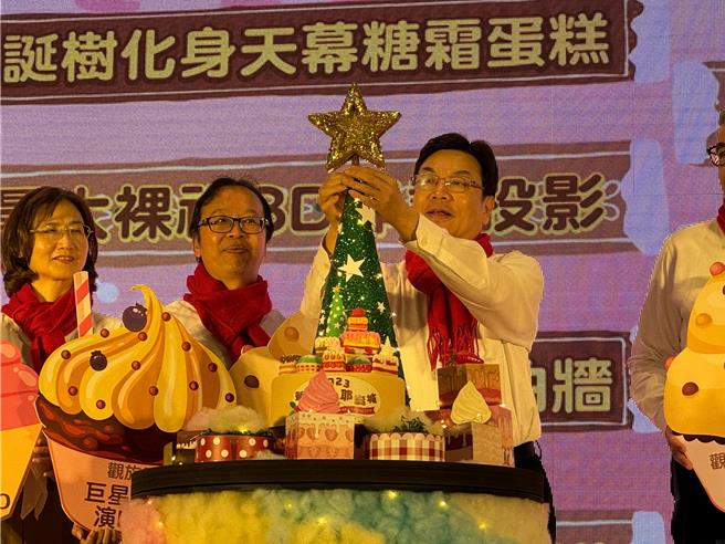 新北市觀旅局今（27）日辦理耶誕城啟動記者會，由新北市代理市長劉和然（左三）啟動儀式。（柯毓庭攝）