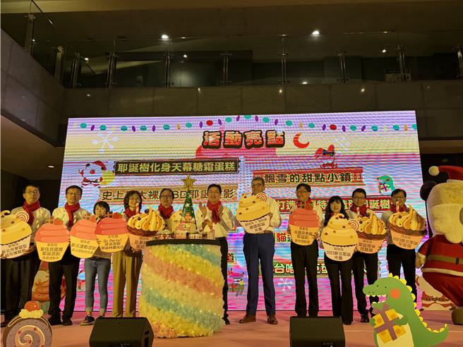 新北市觀旅局今（27）日辦理耶誕城啟動記者會，相關局處首長皆出席。圖左至右為板橋區長陳奇正、教育局長張明文、體育處長洪玉玲、文化局長張䕒育、觀旅局長楊宗珉、代理市長劉和然、德國經濟辦事處代表、農業局副局長諶錫輝、環保局長程大維、民政局長林耀長。（柯毓庭攝）