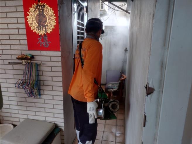 新北市今（27）日新增3本土登革热病例，将针对个案住所附近进行喷消作业。（新北市卫生局提供）