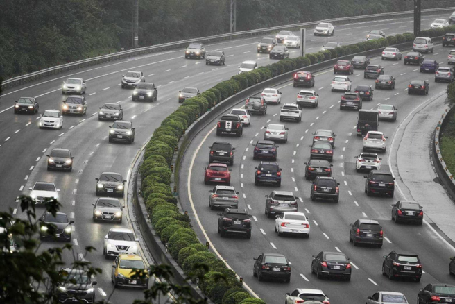 台中高等行政法院认为，高速公路局行控中心人员回覆柯「已开放路肩」即代表该单位的行政行为，基于行政一体性，台中区监理所对柯男再处罚，有违行政程序法「诚实信用原则」，判撤销原处分，可上诉。(示意图非新闻事件所指路段/本报资料照)