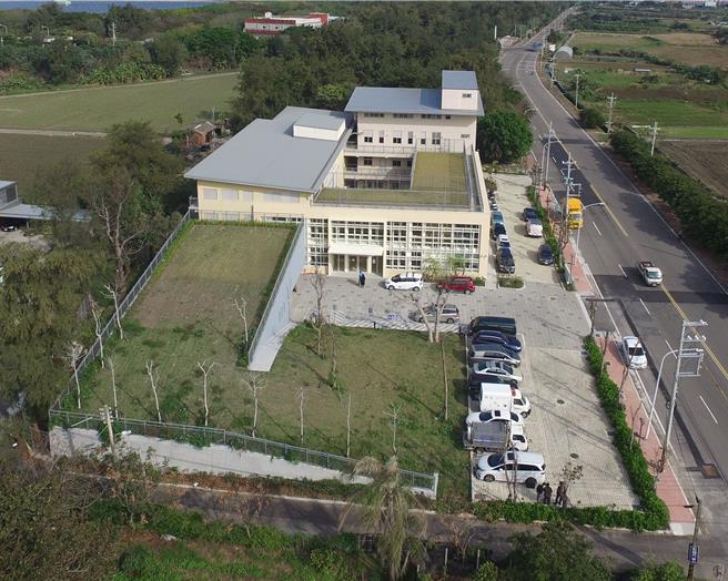 新竹市動保所表示，目前還在收集相關事證，經調閱監視器，初步研判貓咪疑是被1隻以上流浪狗咬死。（新竹市政府提供／王惠慧新竹傳真）