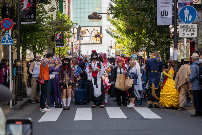 澀谷區公所根據條例，今天至萬聖夜當天的31日期間，晚間6時至隔天清晨5時，將禁止民眾在澀谷站周邊的路上飲酒。（示意圖／shutterstock）
