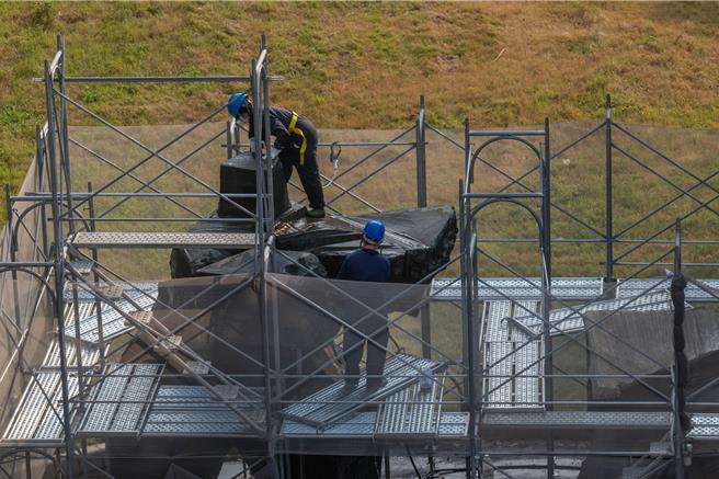 朱銘《太極系列》銅雕作品於高美館啟動現地修復作業。（高美館提供／李怡芸台北傳真）