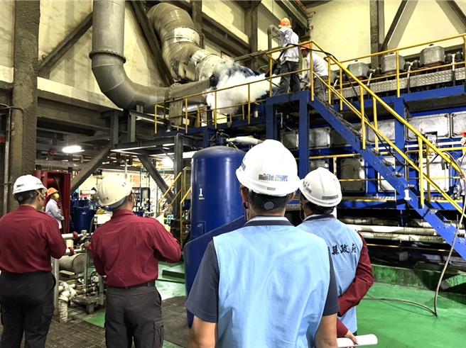 金门县消防局昨日于公共危险物品储量最大之塔山发电厂内，办理「辅导公共危险物品场所办理初期火灾应变演练」，考验人员应变能力。（图／金门县消防局提供）