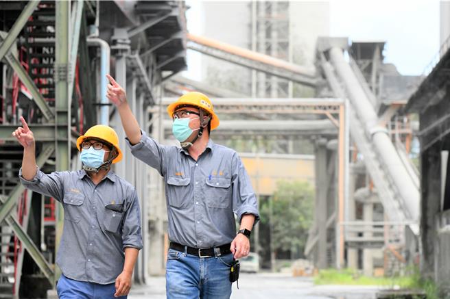 国内陆域风电进入退休潮，亚泥今宣布，开发出的「水泥窑协同处理废风机叶片技术」，成功将台电陆域废风机高温处理成制程原料与燃料。(亚泥提供)