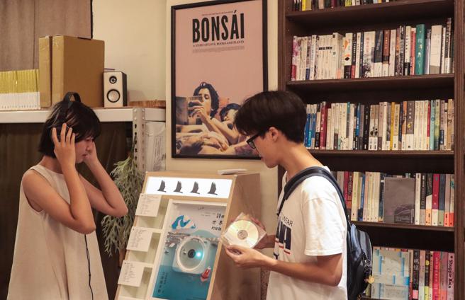 高雄世界诗歌节的「文学随身听」互动装置，可以来场诗的邂逅。（图片来源：高雄市文化局提供）