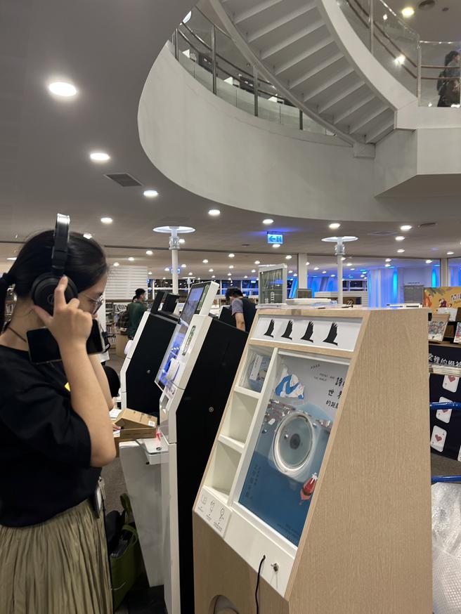 高雄世界诗歌节在高雄市立图书馆总馆设置「文学随身听」互动装置，可选播诗人朗读音檔。（图片来源：高雄市文化局提供）