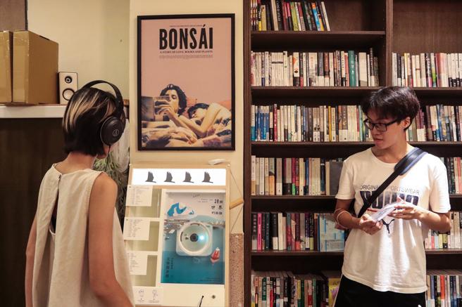 高雄世界诗歌节在三余书店设置「文学随身听」互动装置，可选播诗人朗读音檔。（图片来源：高雄市文化局提供）
