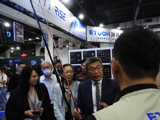 蔡副院長現場攤位巡禮（圖片來源：海委會海保署提供）