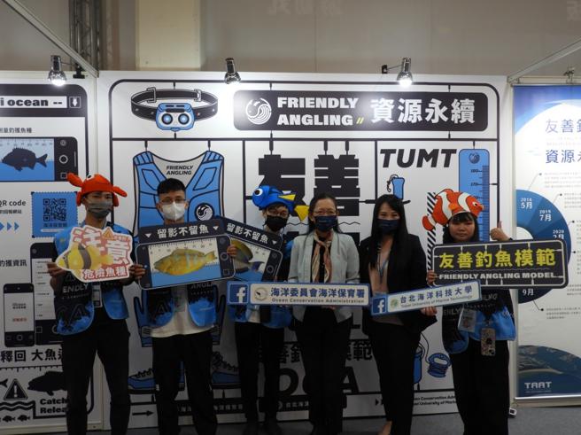 台北海洋科技大學推廣友善釣魚攤位。（圖片來源：海委會海保署提供）