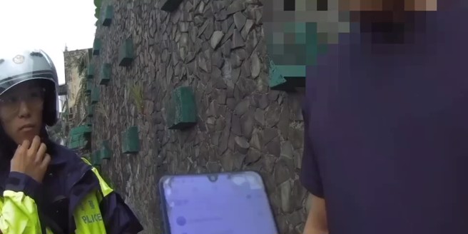 基隆1名28歲曾姓男子被警方盤查，他卻謊報他人資料想蒙騙警方，還爬腿狂奔。（翻攝畫面）