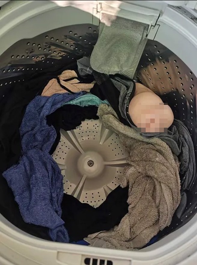 网友在Dcard上PO文表示在洗衣机内发现飞机杯。 （翻摄Dcard）