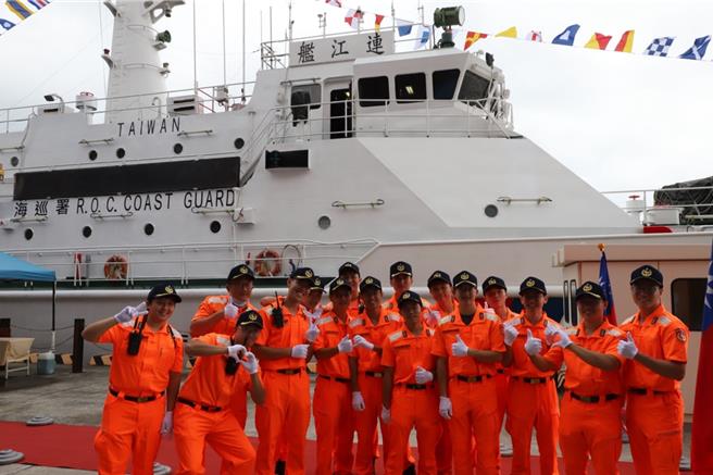 海巡署辖下的「基隆舰」与「连江舰」已圆满完成任务，于27日在基隆港光荣退役。图为连江舰海巡弟兄纪念合影。（海巡署舰队分署提供／徐佑升基隆传真）