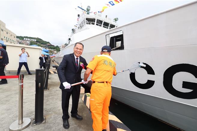 海巡署辖下的「基隆舰」与「连江舰」，27日在基隆港光荣退役，由海巡署长周美伍主持除役仪式。图为海巡署署长周美伍（左）与舰长以白色油漆将舰名及舰号涂销，宣告除役。（海巡署舰队分署提供／徐佑升基隆传真）