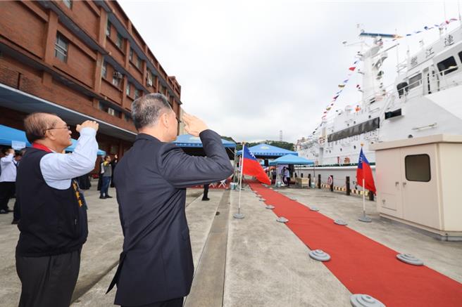 海巡署辖下的「基隆舰」与「连江舰」，27日在基隆港光荣退役，由海巡署长周美伍主持除役仪式。图为海巡署署长周美伍（右）向退役连江舰敬礼。（海巡署舰队分署提供／徐佑升基隆传真）