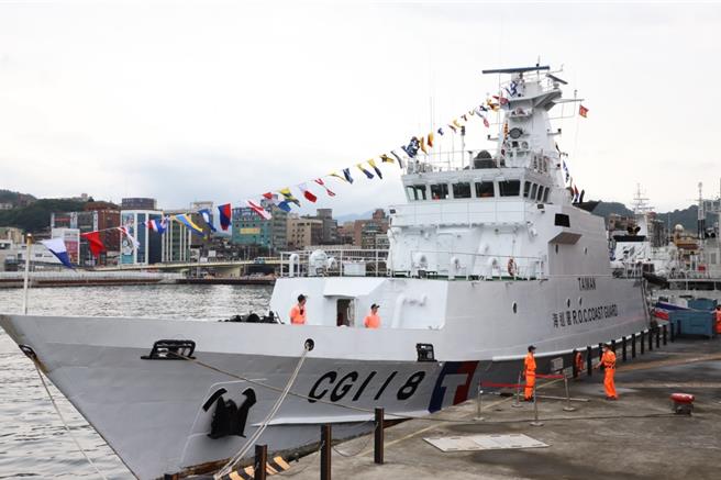 海巡署辖下的「基隆舰」与「连江舰」已圆满完成任务，于27日在基隆港光荣退役。图为基隆舰，曾完成救援任务及护渔任务。（海巡署舰队分署提供／徐佑升基隆传真）