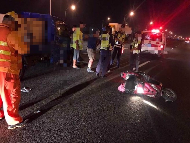 老翁骑乘的机车因为逆向上国道，遭撞击后倒在车道上。（警方提供）