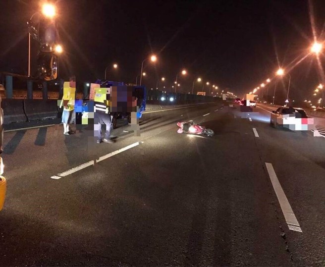 许男所驾驶的货车停在内线，老翁的机车倒在车道上。（警方提供）