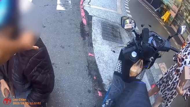 诈骗车手与妇人面交，警方立即上前逮人。 （警方提供）