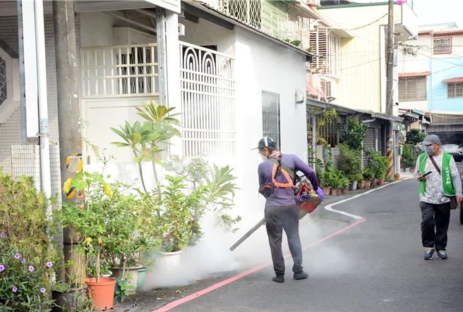 屏东县登革热疫情截至26日累计已达158例本土确诊病例，分布于屏东市102例，屏县卫生局积极在疫情热区喷药防治。（林和生摄）