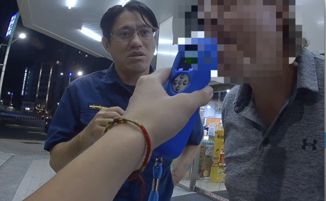 高雄市1名加拿大籍的44岁唐姓男驾驶，酒测值0.51毫克，当场遭逮捕送办。（翻摄画面）