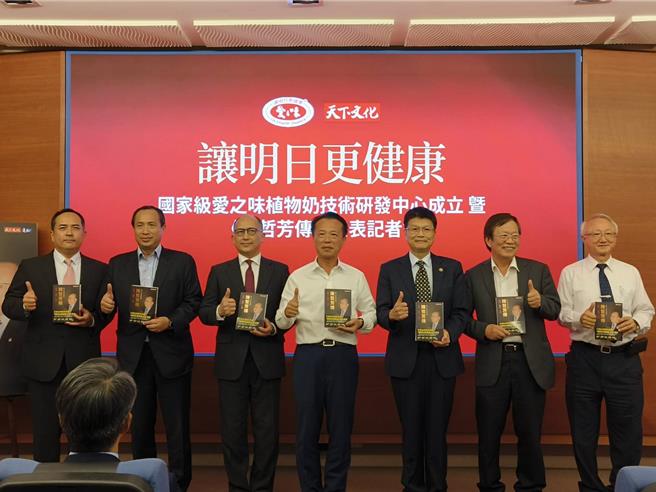 陈冠舟（左三）、陈冠如（左二）、陈冠翰（左一）分享《陈哲芳传》，嘉义县长翁章梁（中）推荐。（廖素慧摄）