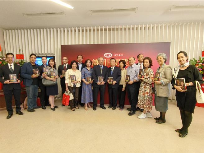 签约仪式及新书《陈哲芳传》发表会上，耐斯家族成员齐聚，现任教职的陈以真（右一）也现身。（廖素慧摄）